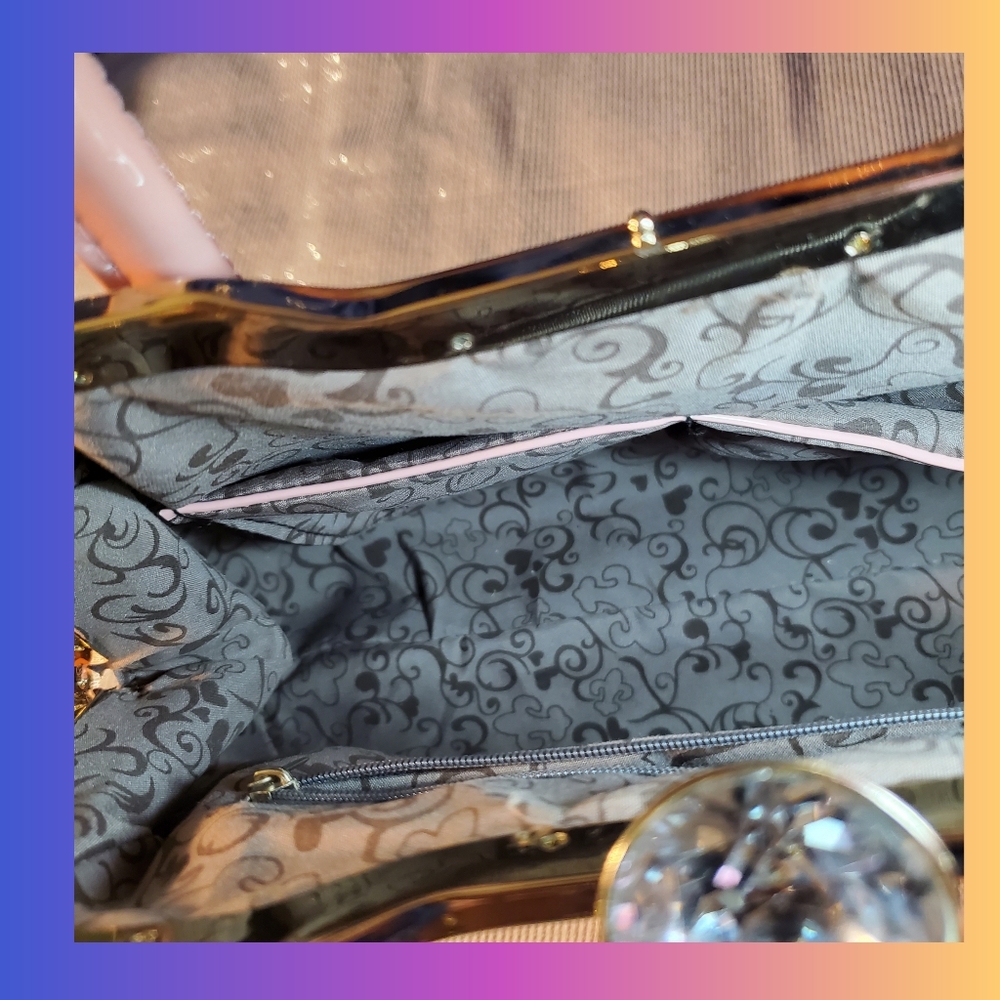 Elegant Handbag with a Vintage-Syle Metal Frame and a Crystal Closure - Picture 8 of 13